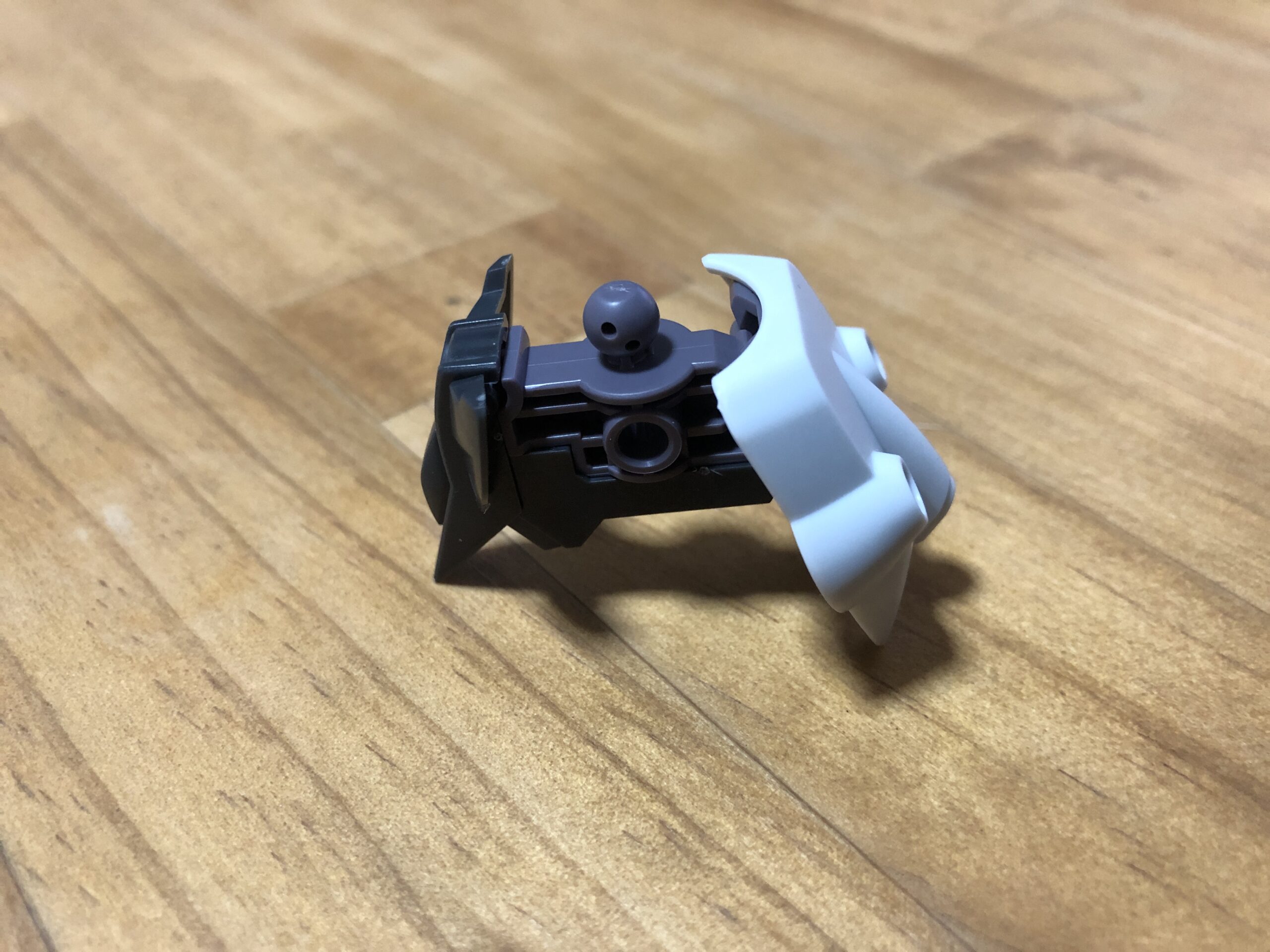 HGガンダムシュバルゼッテ腰横